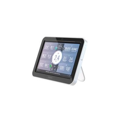 Une tablette affiche une application de fitness avec différentes mesures telles que la fréquence cardiaque, les calories brûlées et la distance parcourue.