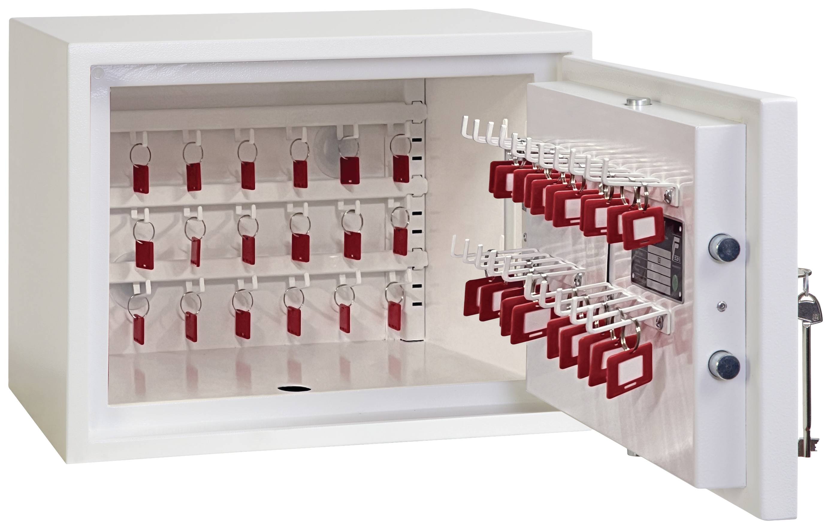 Un coffre-fort ouvert montre de nombreux porte-clés rouges, soigneusement accrochés à des crochets. Le coffre-fort est blanc et dispose d'une serrure à combinaison numérique.