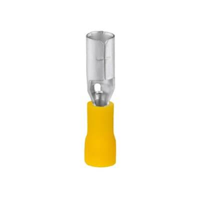 Un cosses de câble jaune isolée avec une pince métallique, utilisée pour connecter des fils. Adapté pour les installations électriques.
