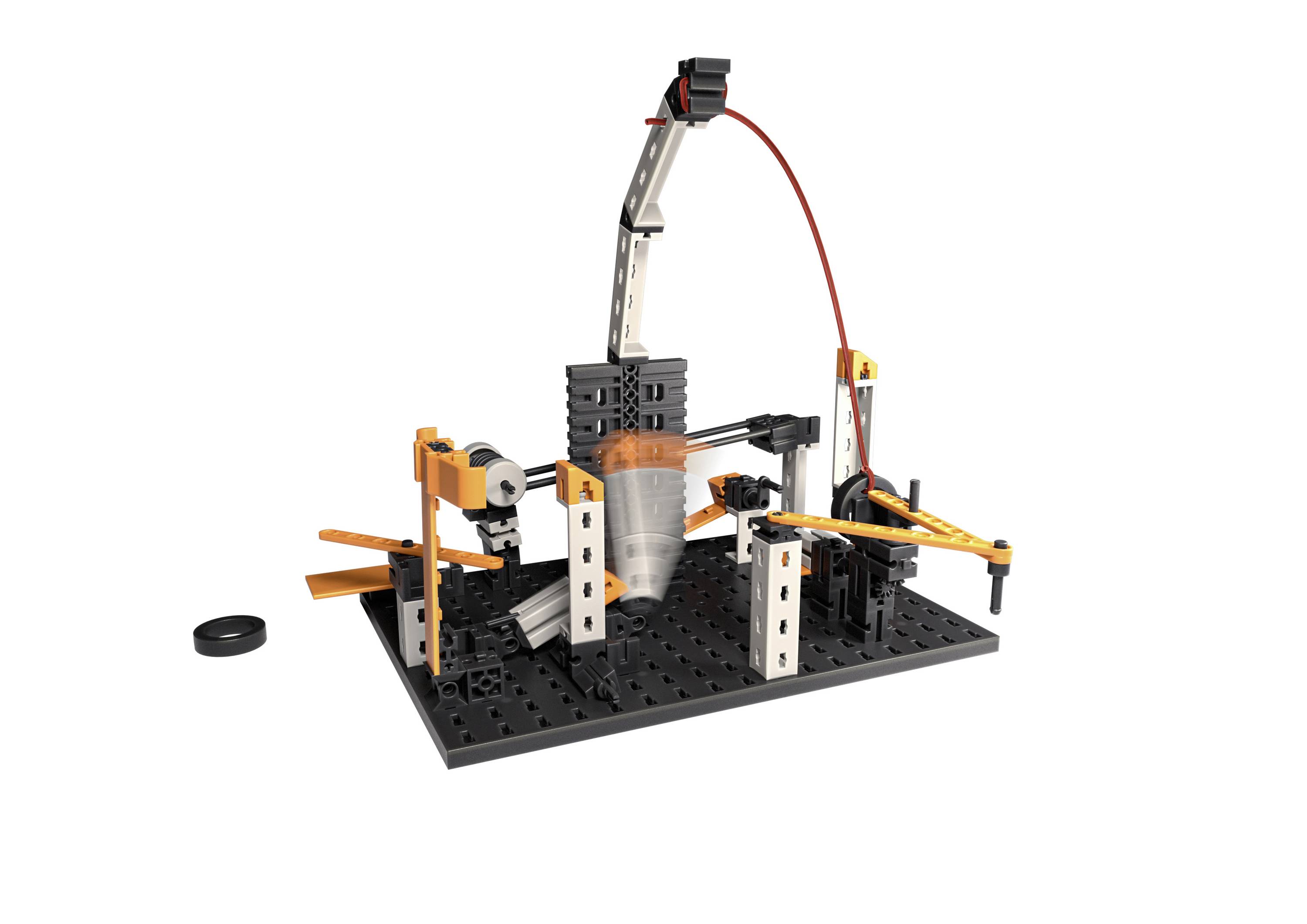 Un ensemble de mécanique avec des pièces noires, oranges et grises, montrant un modèle de moteur sur une plaque de base rectangulaire.