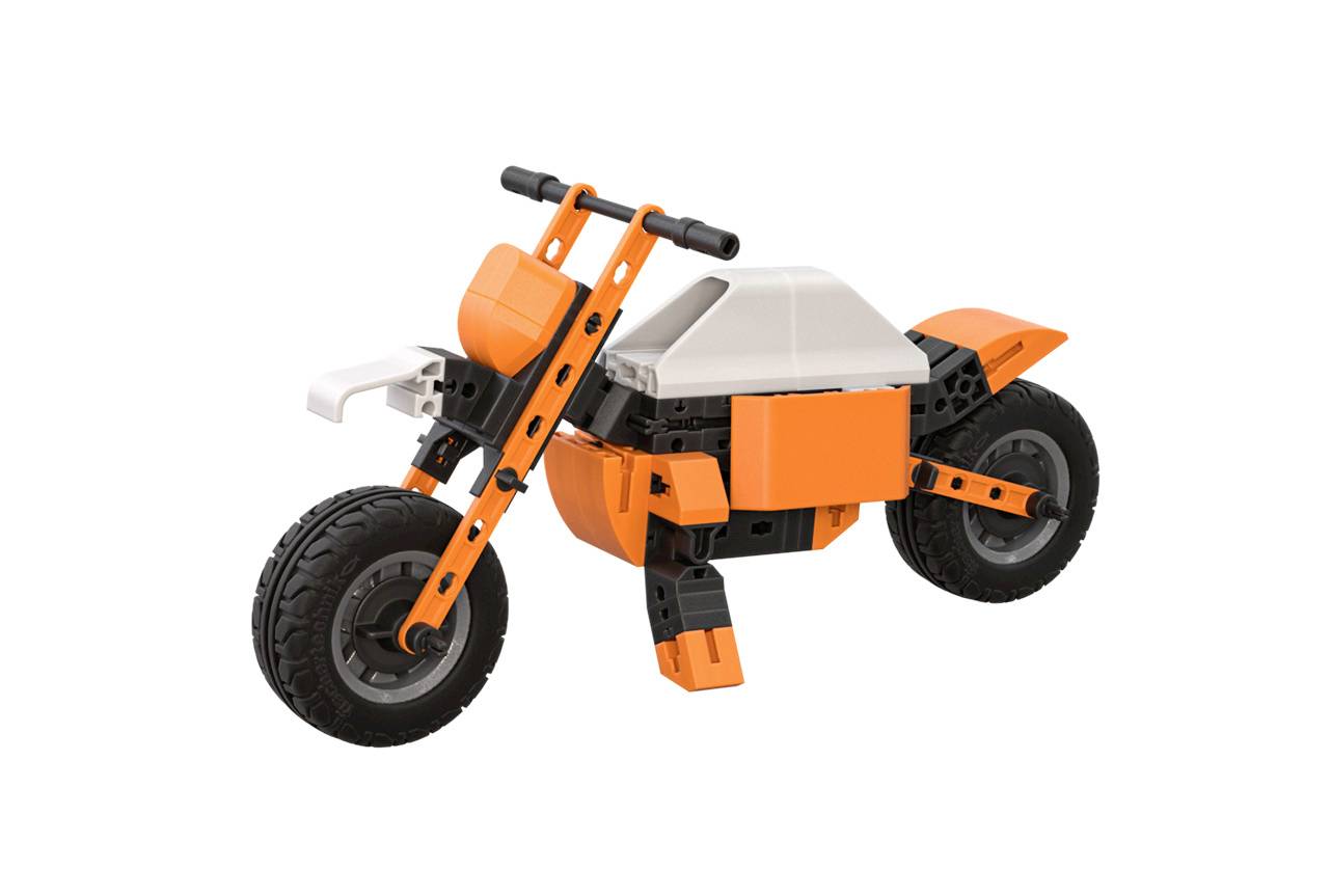 Un jouet de moto orange en briques de plastique, avec des roues habillées de noir.