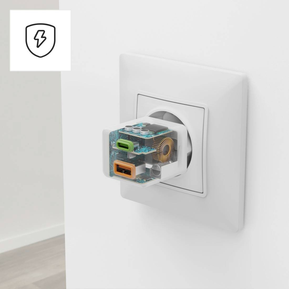 Un module de prise transparent montre les composants électroniques internes, inséré dans une prise murale. Un symbole d'éclair est situé en haut à gauche.