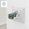 Prise électrique avec un adaptateur transparent révélant ses composants électroniques internes ; symbolise l'innovation technologique et la sécurité.