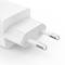 Un adaptateur blanc avec deux broches métalliques rondes pour prises électriques européennes.