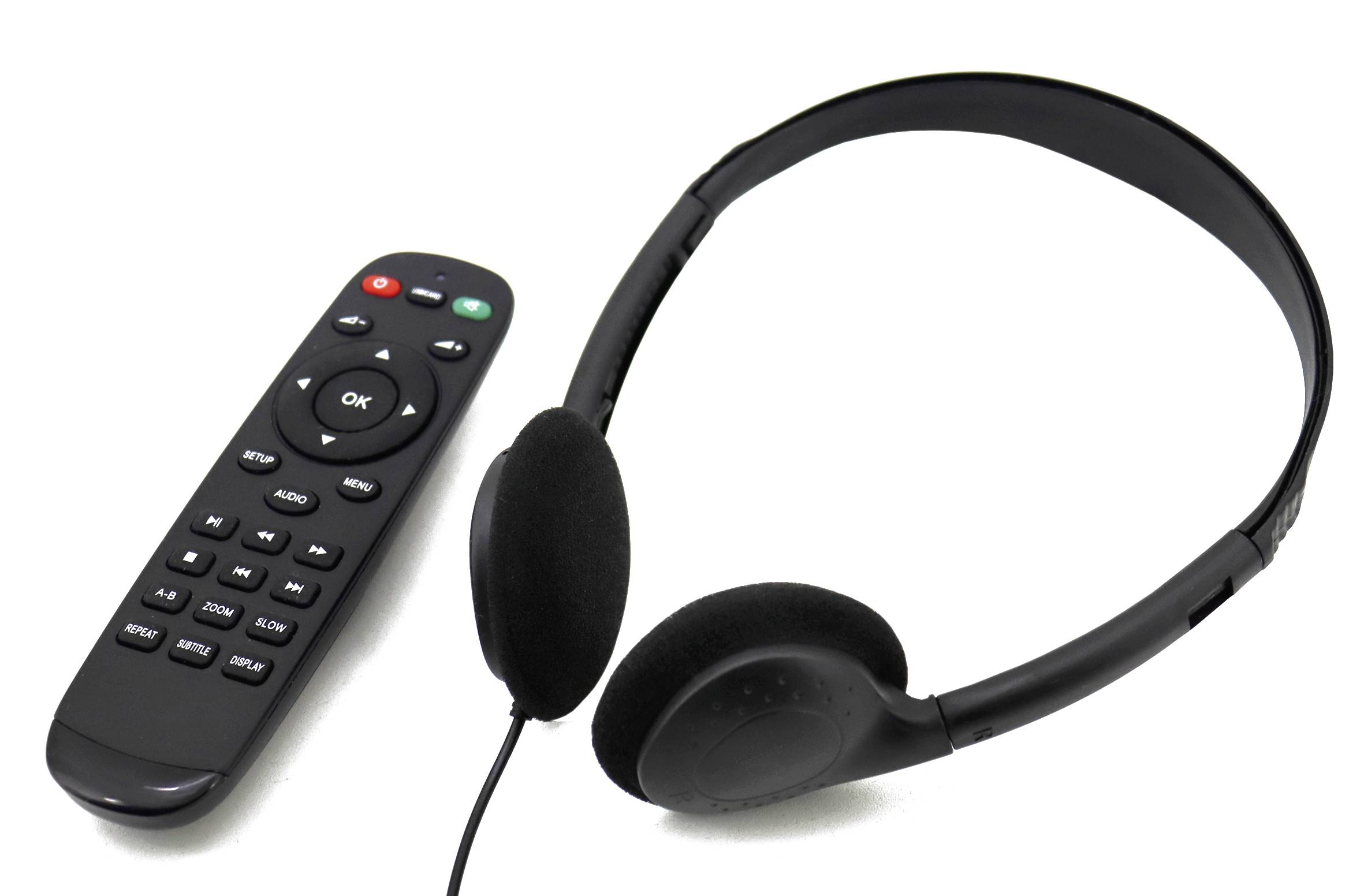 Télécommande et casque noir côte à côte sur un fond blanc.