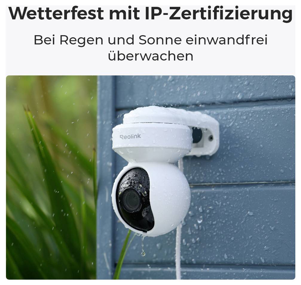 Une caméra de sécurité étanche montée sur un mur bleu, mouillée par la pluie, mettant en évidence sa certification IP pour une surveillance par tous les temps.