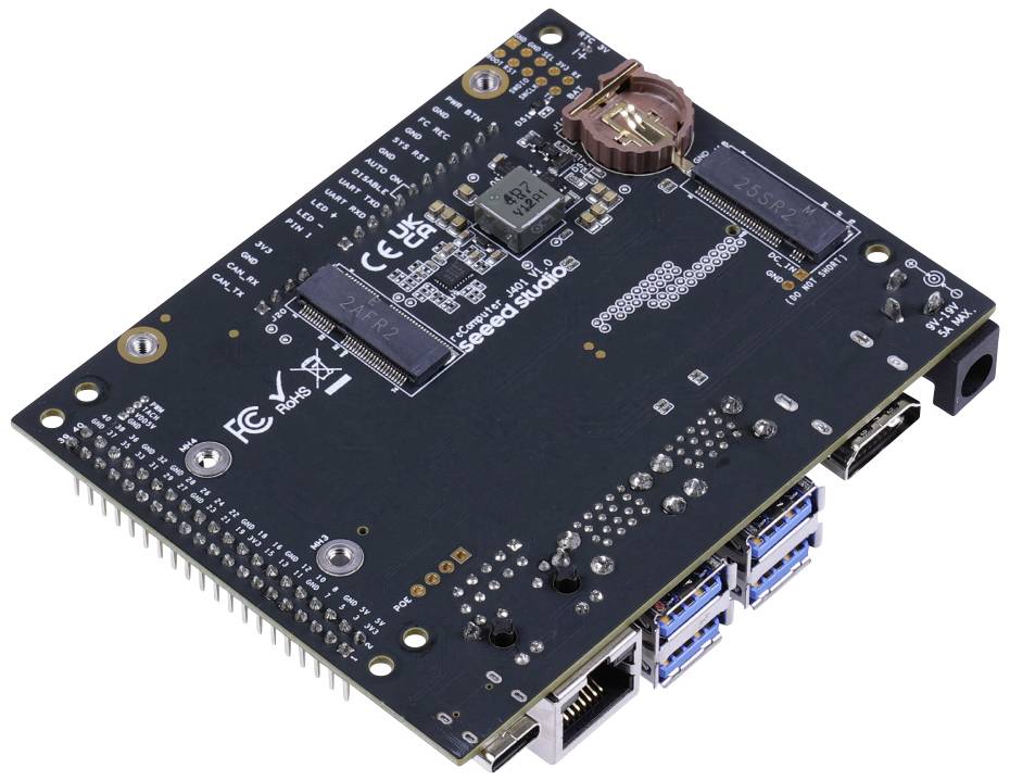 Une carte de circuit imprimé avec plusieurs connexions et une puce. Comprend des ports Ethernet et USB ainsi que divers composants électroniques.