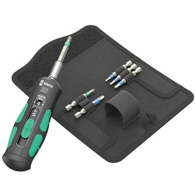 Un ensemble de tournevis sur un tapis noir avec des embouts interchangeables. Le tournevis principal a une poignée verte.