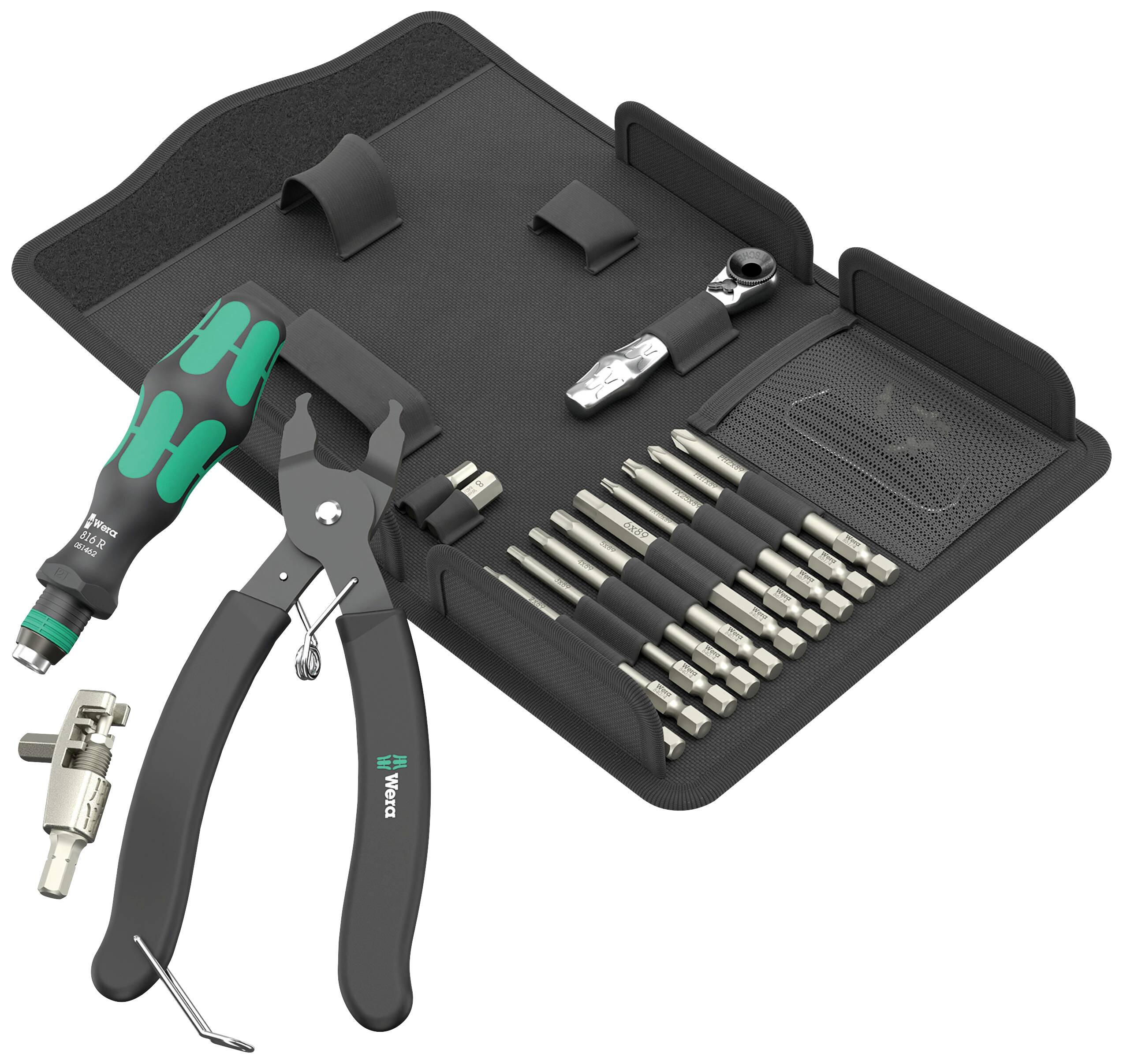 Kit d'outils avec manche vert et noir, pinces et de nombreux embouts de vissage dans un sac noir ouvert.