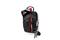 Un petit sac noir contenant un smartphone, un stylo rouge et des clés. Le sac présente des éléments rouges et gris.