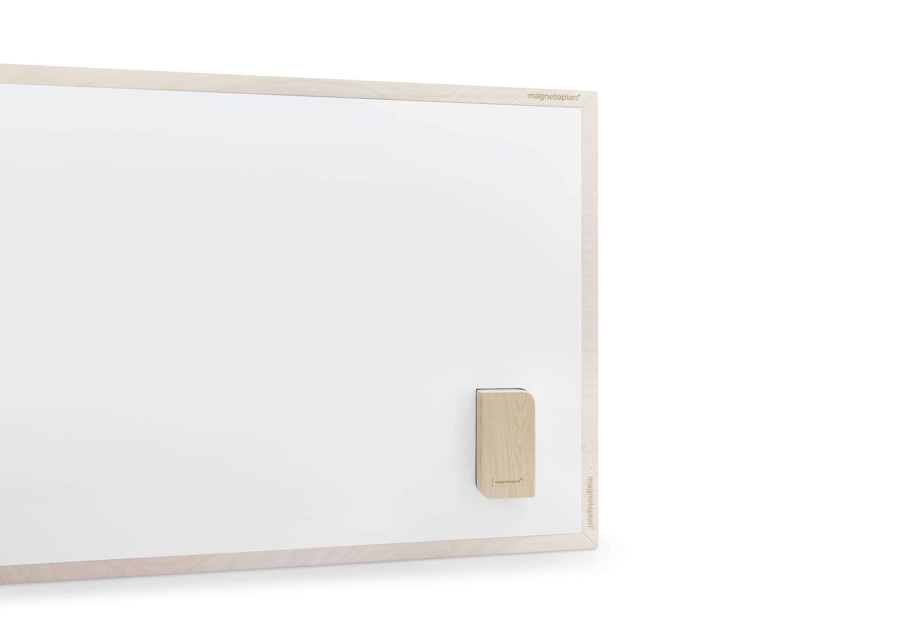 Tableau blanc avec un cadre en bois clair, un bloc magnétique en bois fixé en bas à droite.
