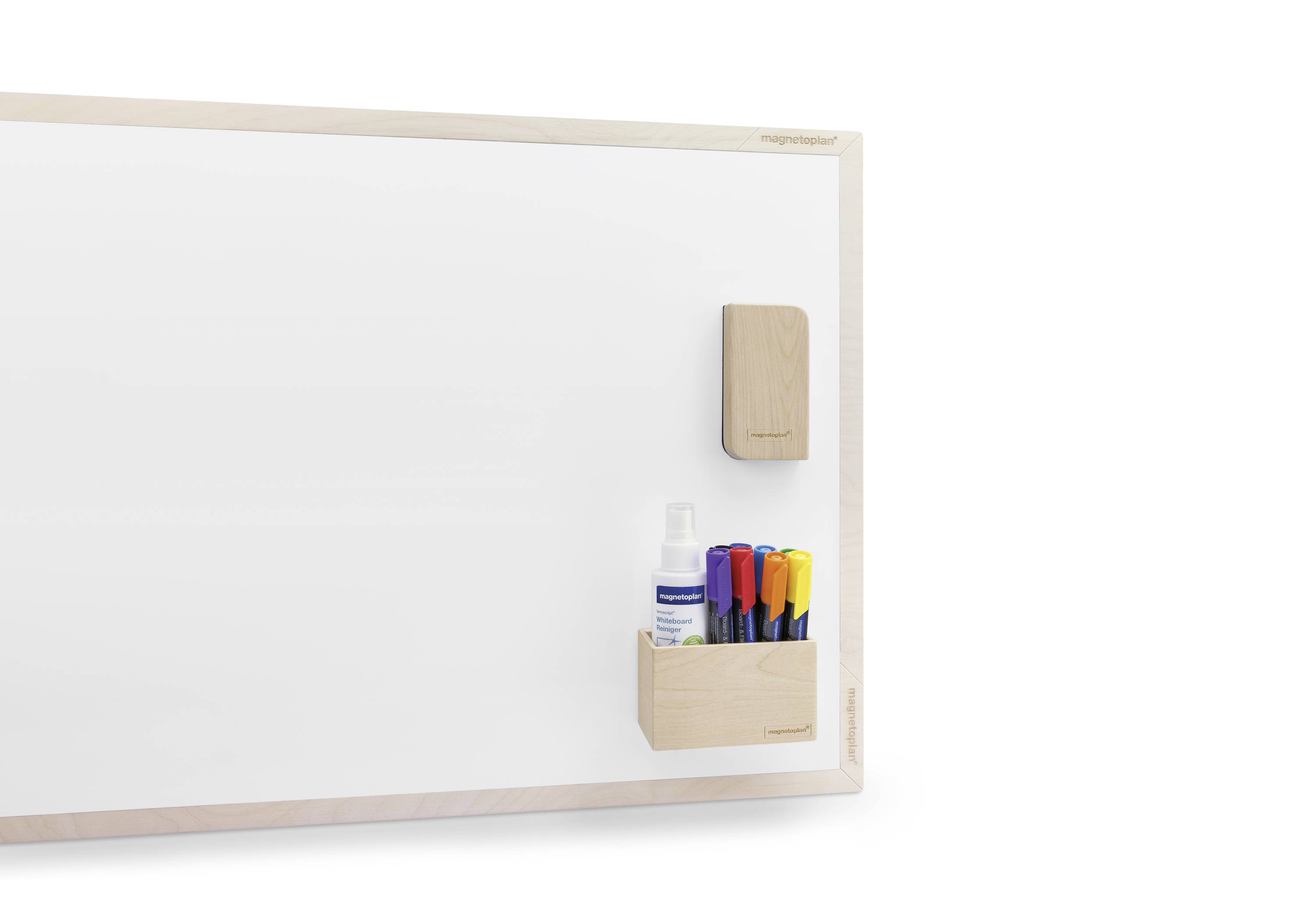 Tableau blanc avec un cadre en bois, des marqueurs colorés et un petit récipient sont fixés en bas à droite. Une petite bouteille de produit de nettoyage est visible.