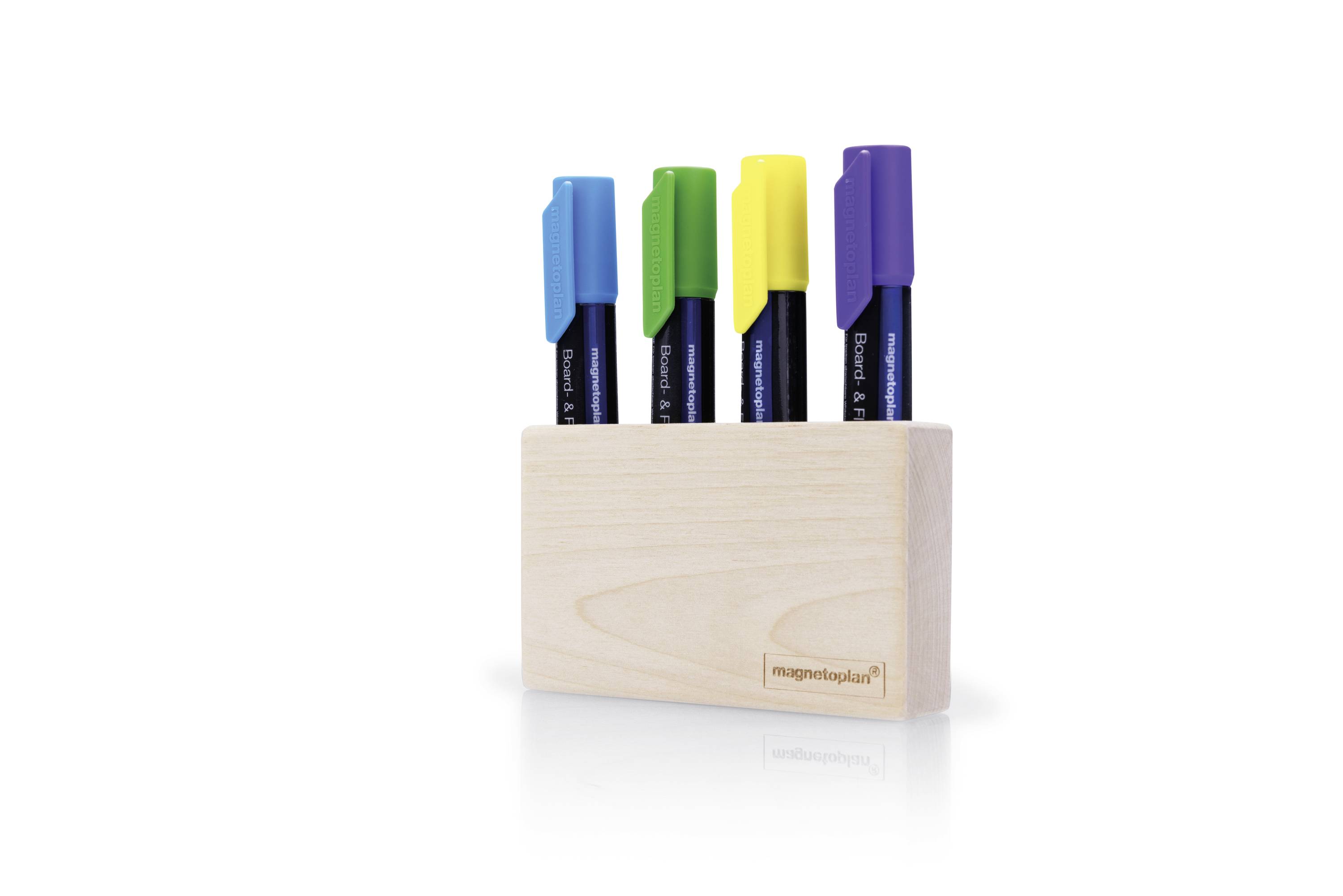 Quatre stylos colorés en bleu, vert, jaune et violet sont dressés verticalement dans un support en bois simple.