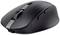 Souris d'ordinateur sans fil noire avec deux boutons latéraux et un design ergonomique, placée sur une surface blanche.