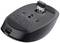 Une souris d'ordinateur noire vue de dessous, montrant le compartiment pour un dongle USB, un interrupteur marche/arrêt et le port de charge USB-C.
