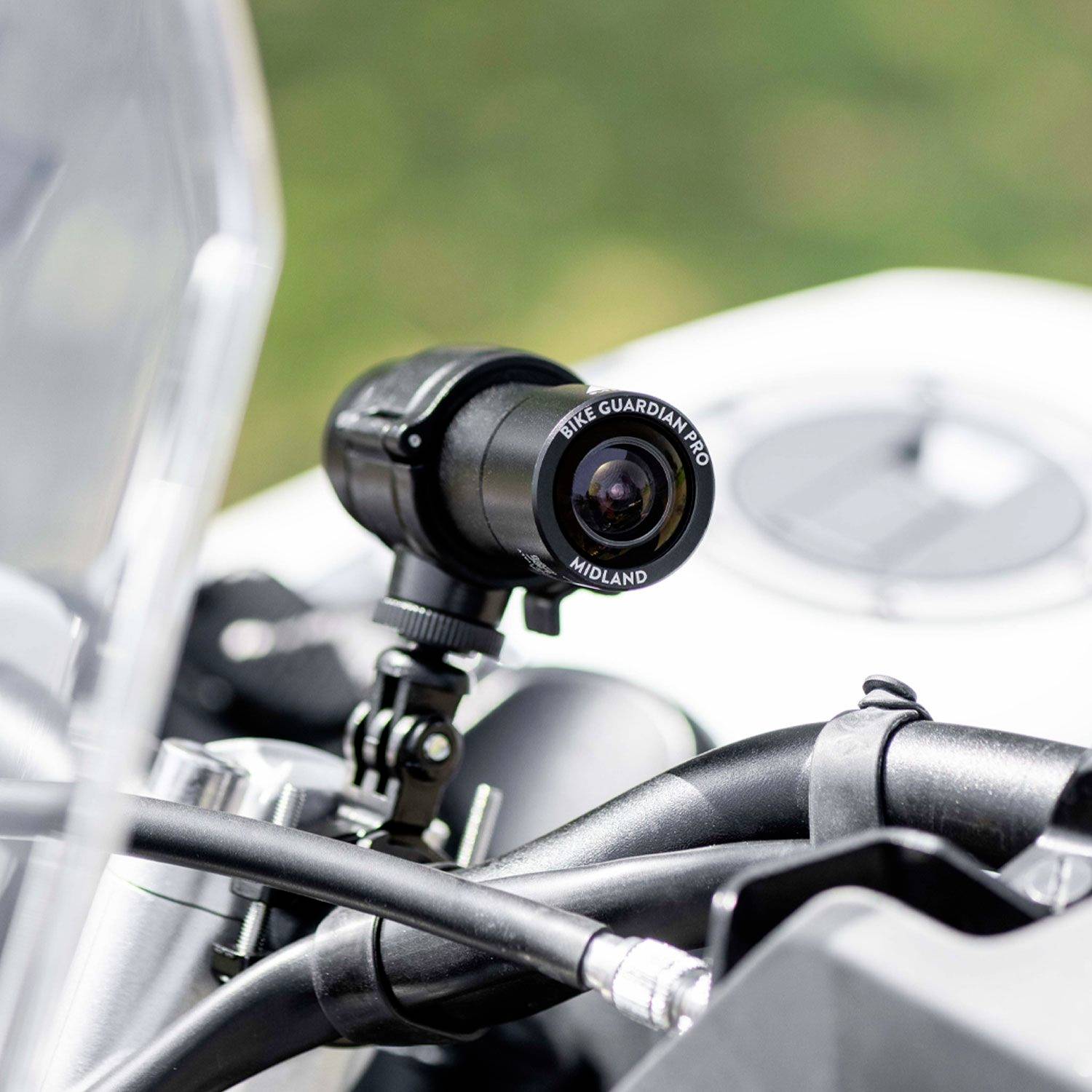 Gros plan sur une caméra d'action fixée au guidon d'une moto, parfaite pour capturer des trajets et des aventures sur la route.