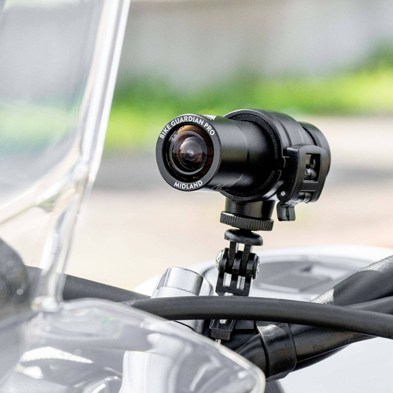 Une caméra d'action est montée sur une moto. Elle est dirigée vers la route et utilisée pour des prises de vue pendant la conduite.
