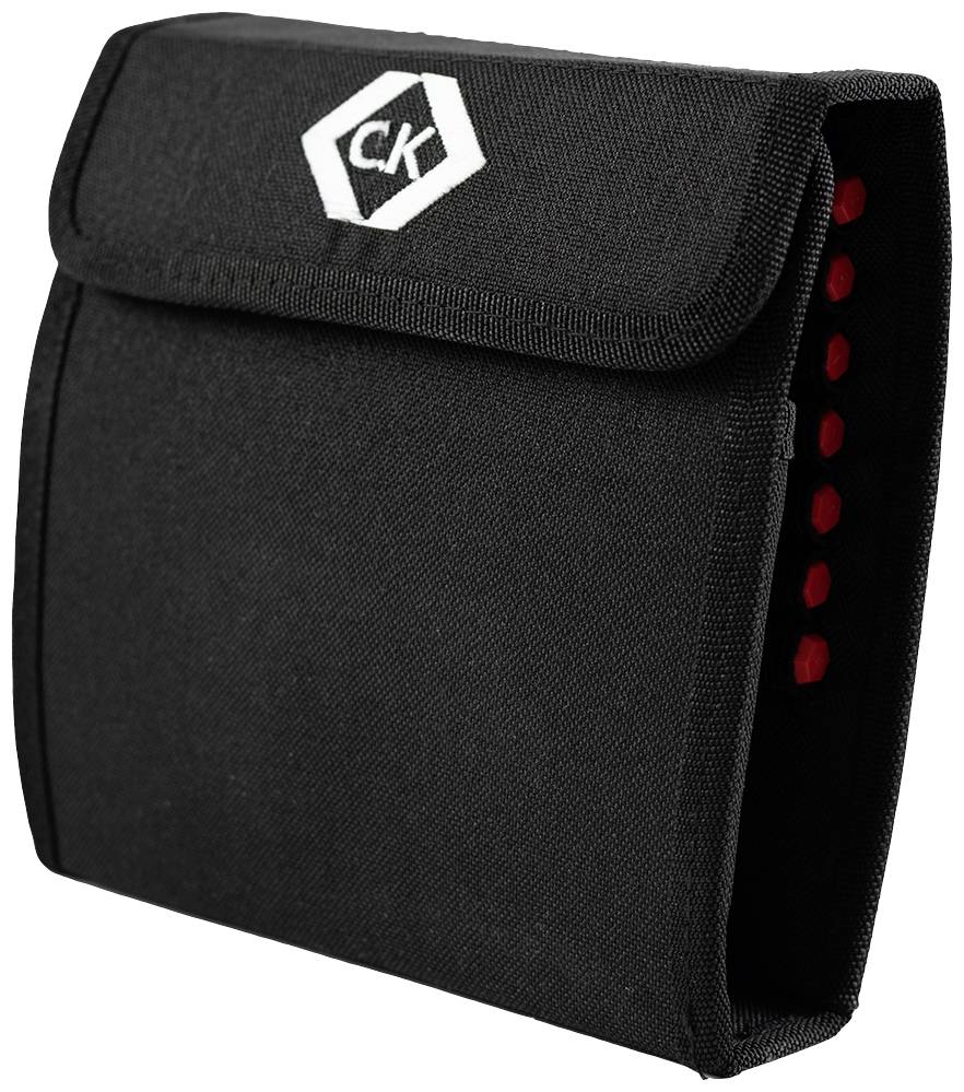 Étui noir avec logo blanc 'CK' sur l'avant, rempli de stylos rouges.