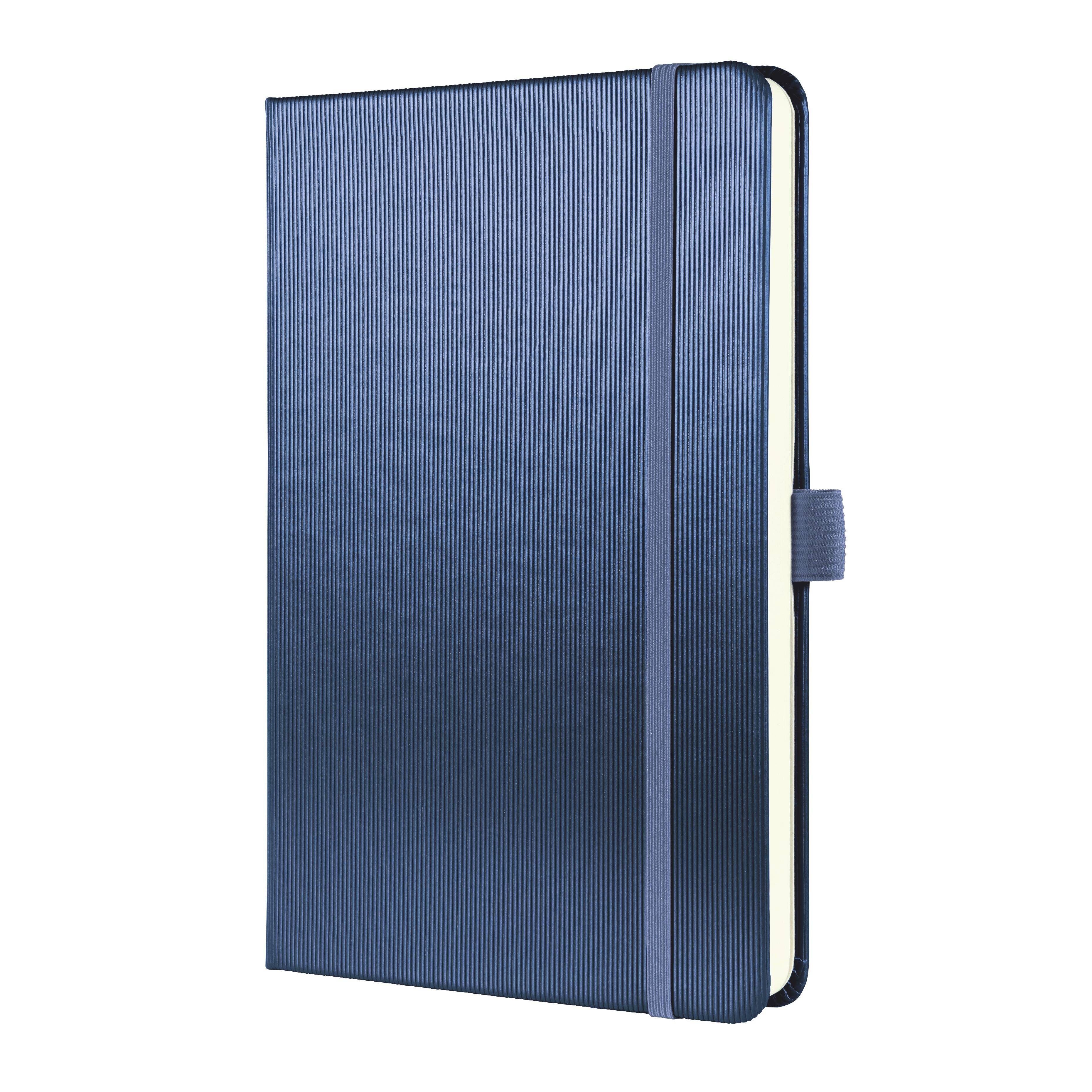 Carnet bleu avec élastique, à couverture texturée de rainures verticales.