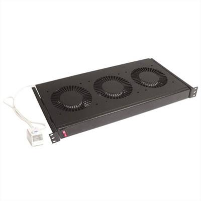 Ventilateur de refroidissement plat avec trois ventilateurs sur une plaque métallique, adapté à la ventilation des baies serveur. Câble avec fiche à gauche.