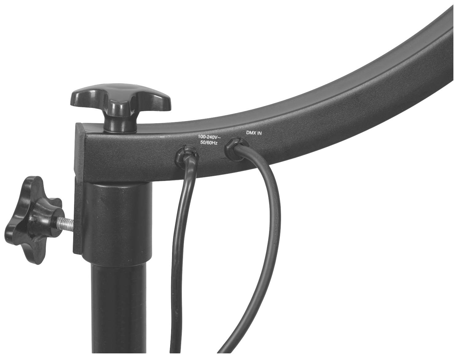 Trépied noir relié à deux câbles, l'un étiqueté « 100-240V, 50/60 Hz », l'autre « DMX IN ».