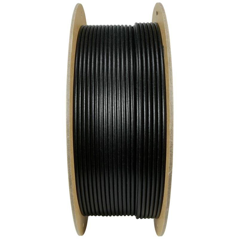 Une bobine en plastique noir avec un câble sur un dévidoir en bois, vue verticalement.