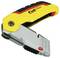 Un couteau pliant Stanley FatMax jaune avec une lame repliée et une poignée ergonomique.