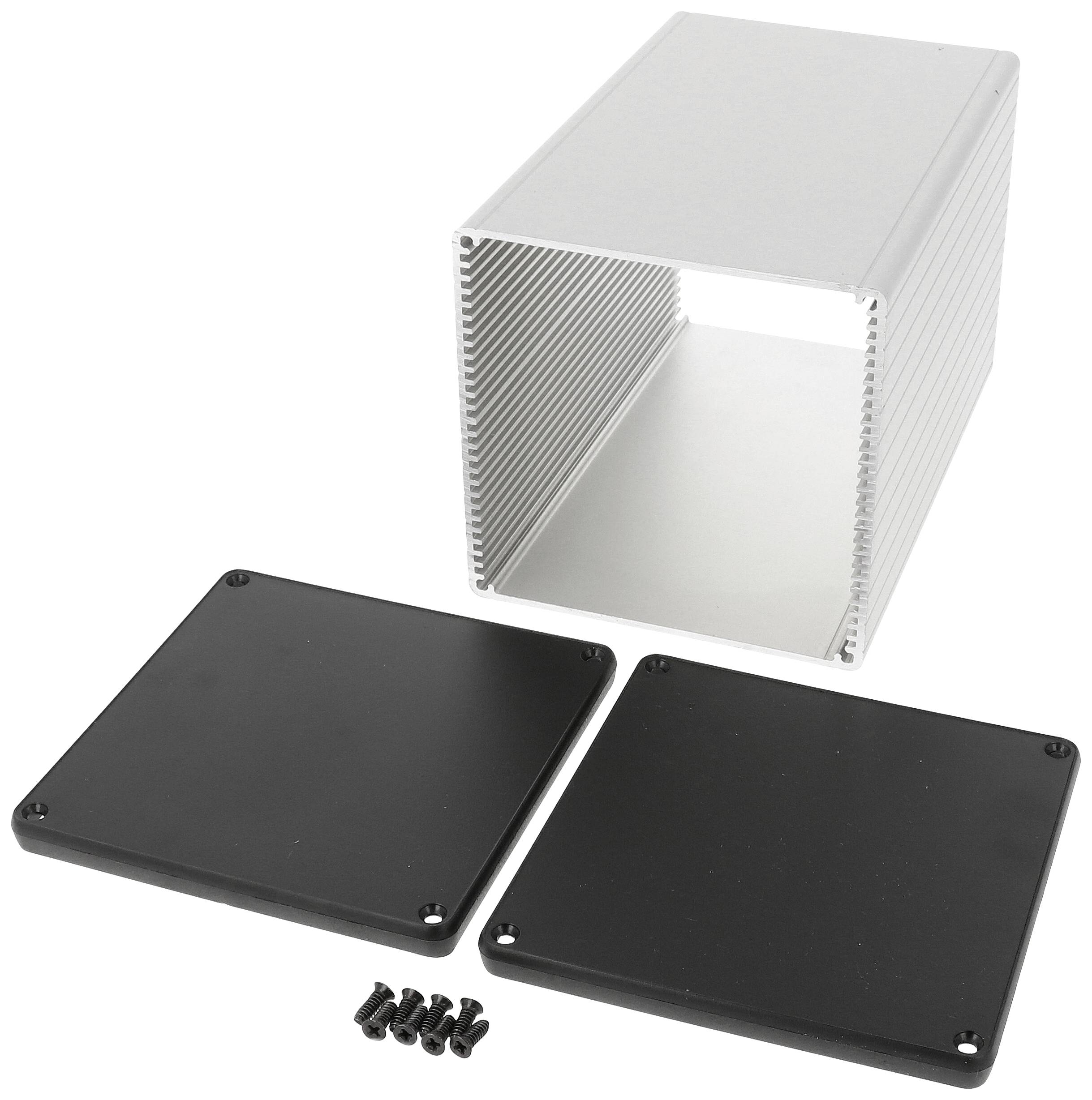 Boîtier en aluminium argenté sans face avant ni arrière, à côté de deux plaques de couverture noires et plusieurs vis.