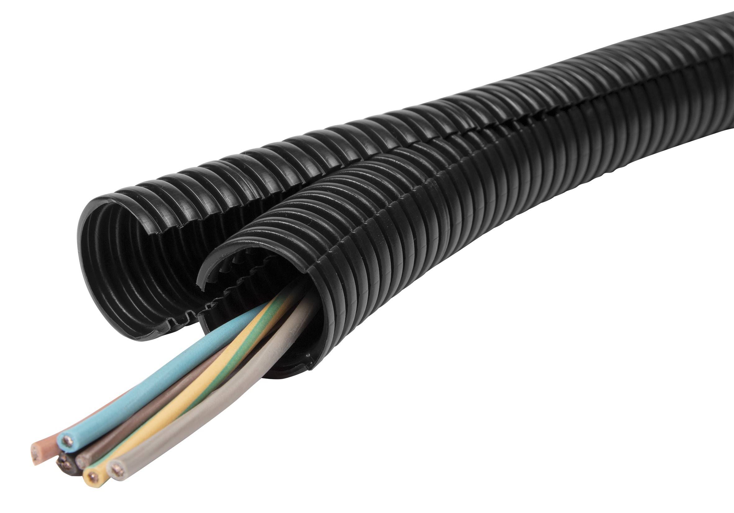 Un tube ondulé flexible en plastique noir protège plusieurs câbles isolés de différentes couleurs, qui dépassent légèrement du tube.