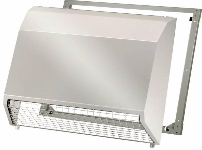 Un ventilateur mural avec grille de protection et carter rectangulaire, adapté aux systèmes de ventilation industriels, montable sur un support mural.