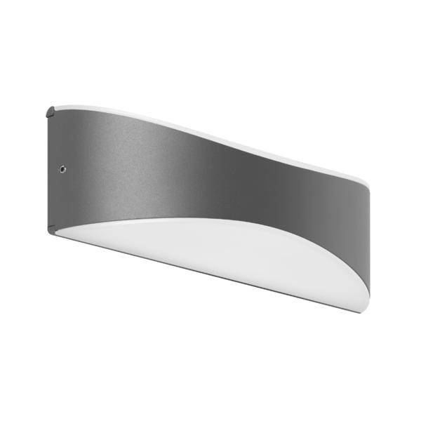 Applique murale argentée au design élégant et moderne. Elle diffuse une lumière douce et convient parfaitement aux espaces intérieurs.