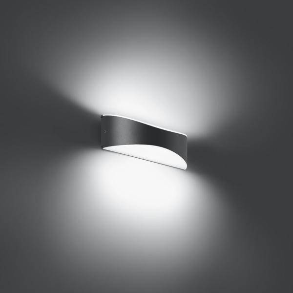 Une lampe murale moderne au design élégant diffuse une lumière douce et uniforme, créant une ambiance chaleureuse et accueillante.