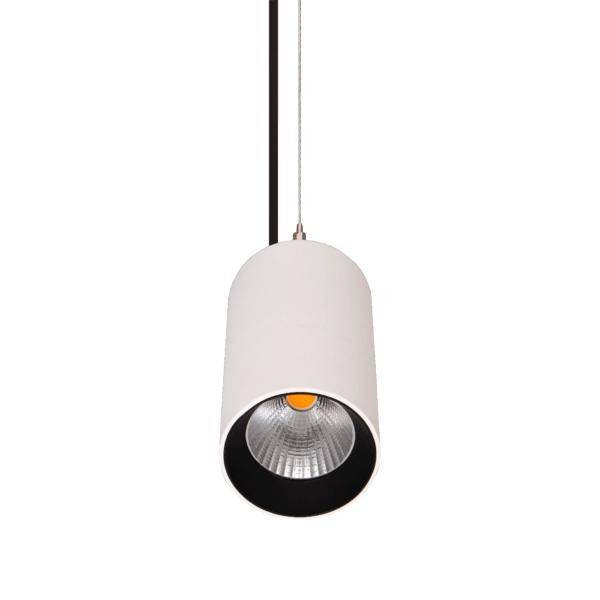 Une suspension moderne blanche avec un intérieur noir et une ampoule visible suspendue par un fin câble au plafond.