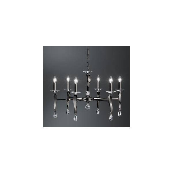 Un lustre élégant avec huit lampes-bougies lumineuses suspendues à des bras courbes, illuminant une pièce sombre.