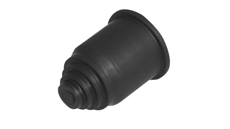 Une pièce en plastique noir, cylindrique, avec des anneaux étagés qui se rétrécissent vers le haut.