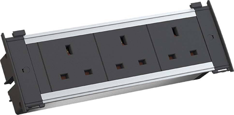Un module de prise électrique au design moderne, doté de trois emplacements, logé dans un boîtier rectangulaire, adapté aux environnements de bureau.