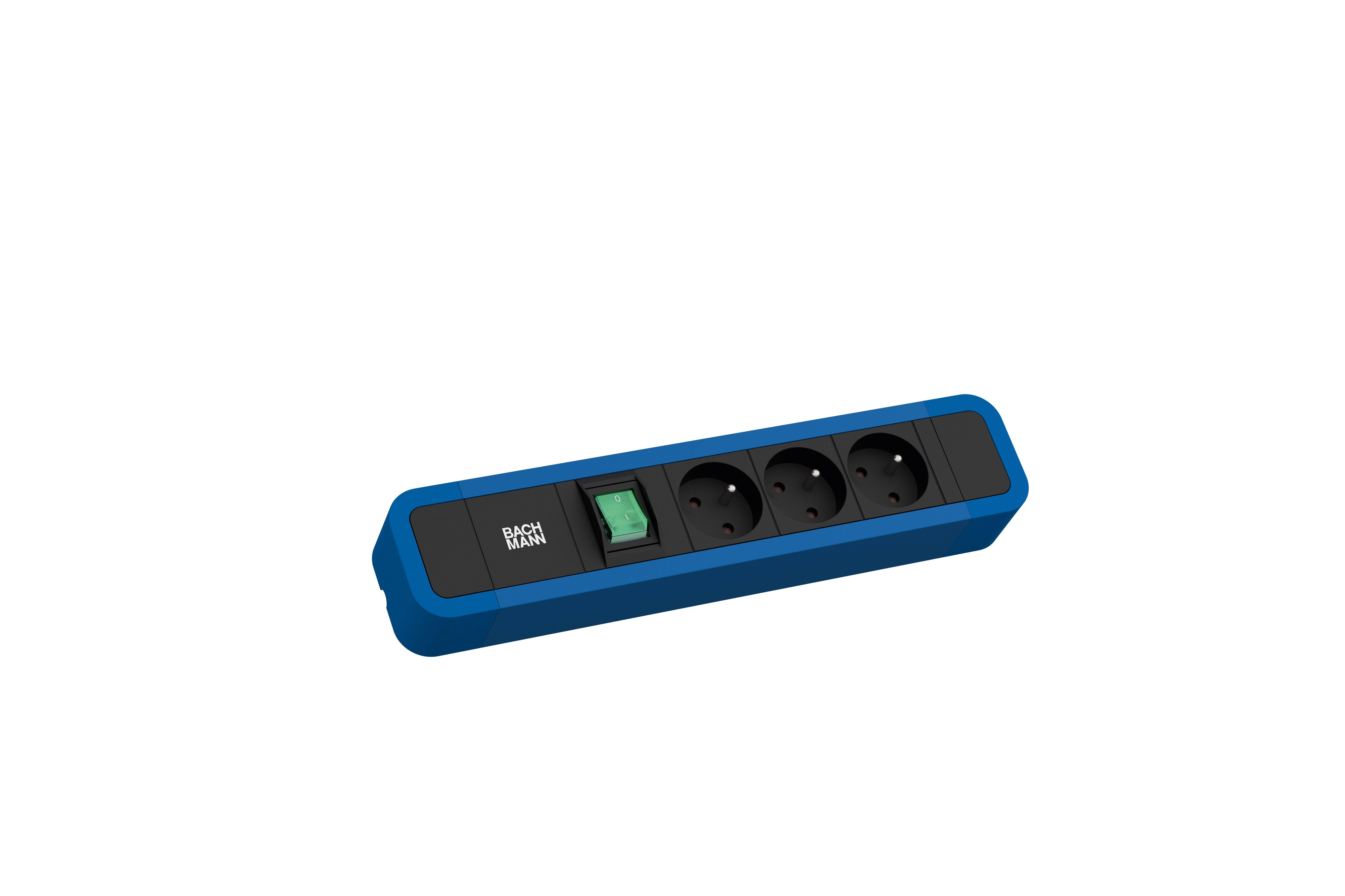 Barrette multiprise bleue avec trois emplacements et un interrupteur marche/arrêt, adaptée à l'alimentation électrique de plusieurs appareils simultanément.