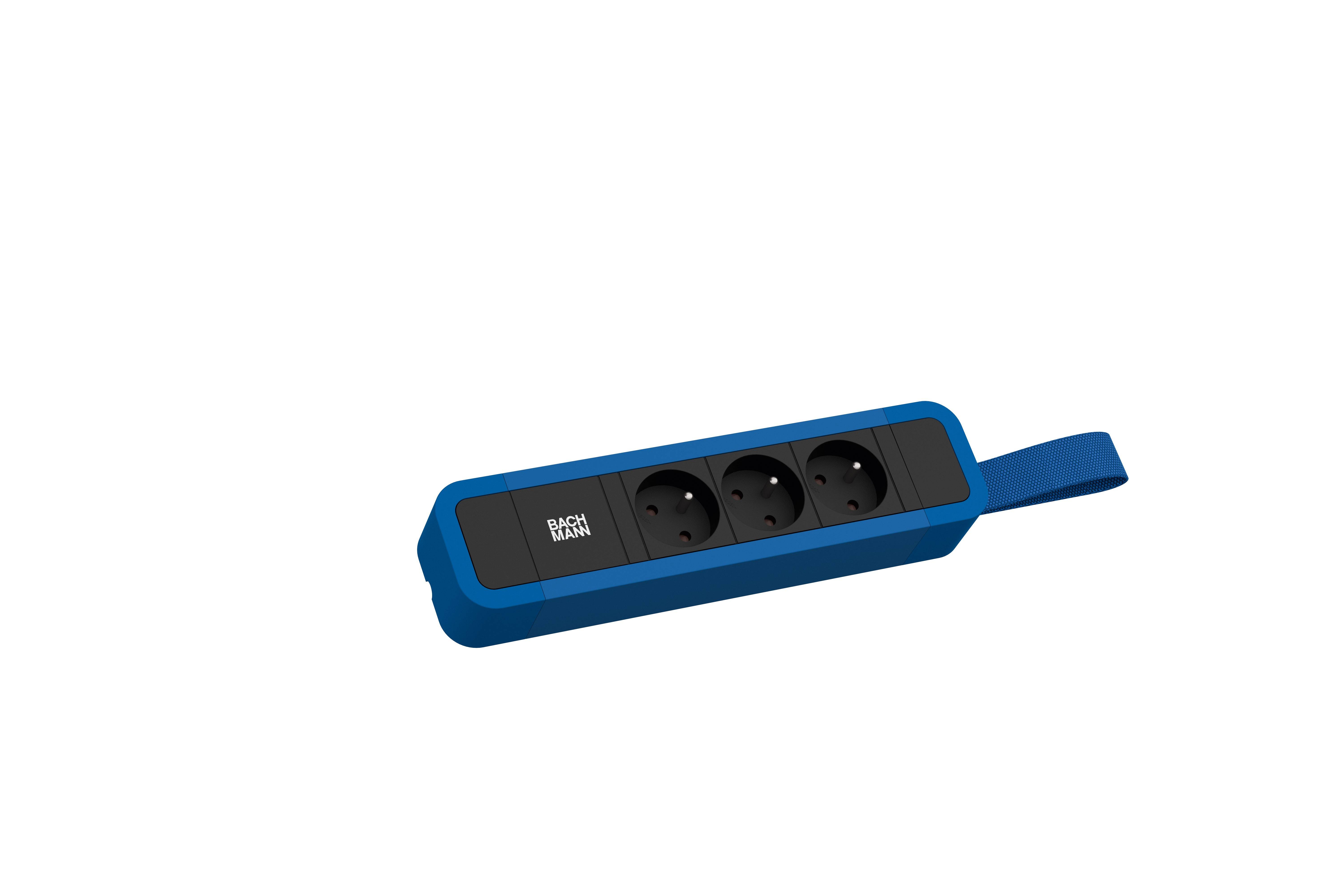 Barrette multiprise bleue avec trois emplacements, design plat et angles arrondis, équipée d'une poignée sur le côté.