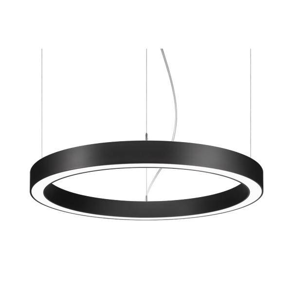 Un luminaire suspendu moderne et rond avec un cadre noir est suspendu par de fins câbles. Il présente un design minimaliste et diffuse sa lumière vers le bas.