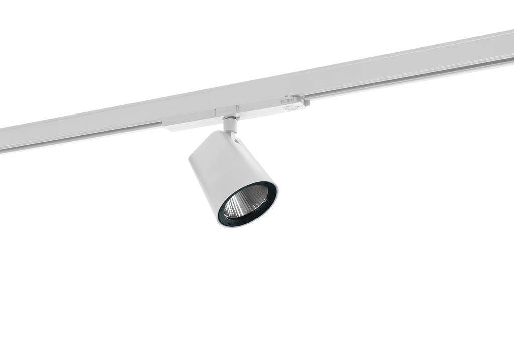 Un projecteur blanc unique installé sur un rail de plafond, projetant sa lumière vers le bas.