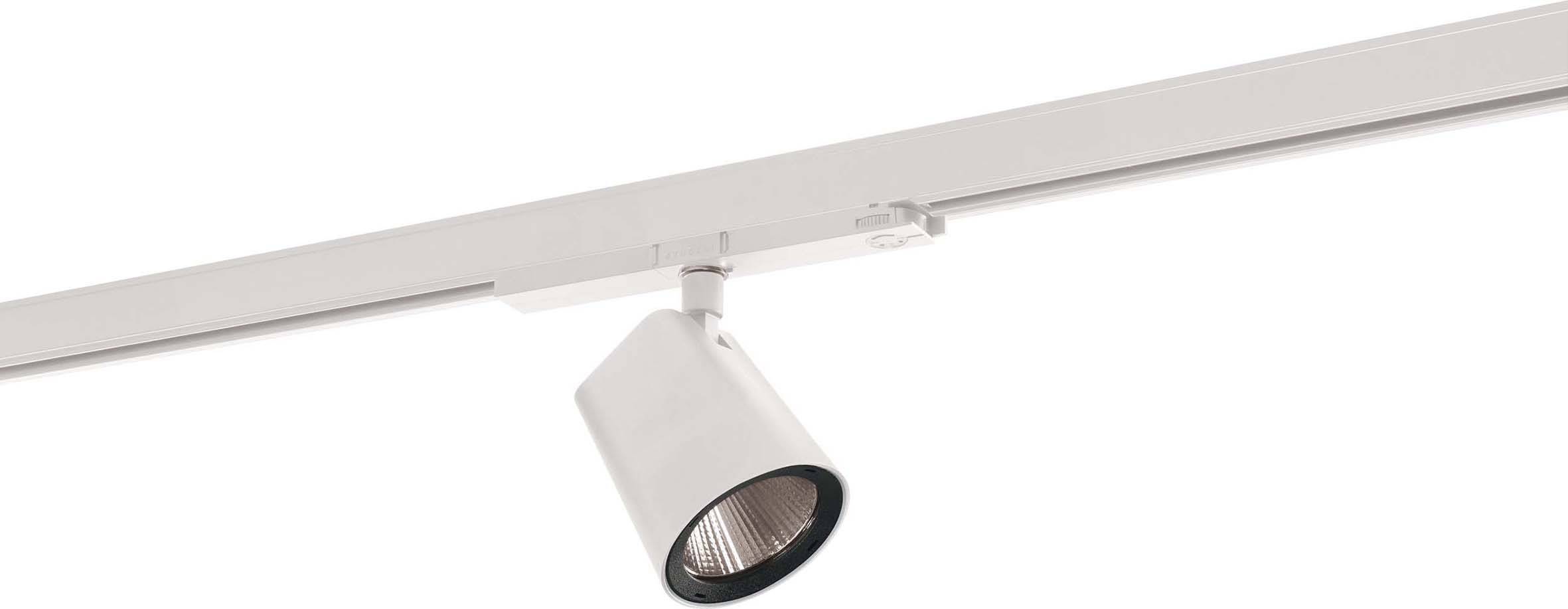 Un projecteur blanc sur rail, dirigé vers le bas pour éclairer une zone.