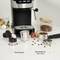 Machine à café avec filtres : À gauche, filtre pour capsules, à droite, filtre en aluminium pour 1 ou 2 tasses, avec des grains de café éparpillés devant.