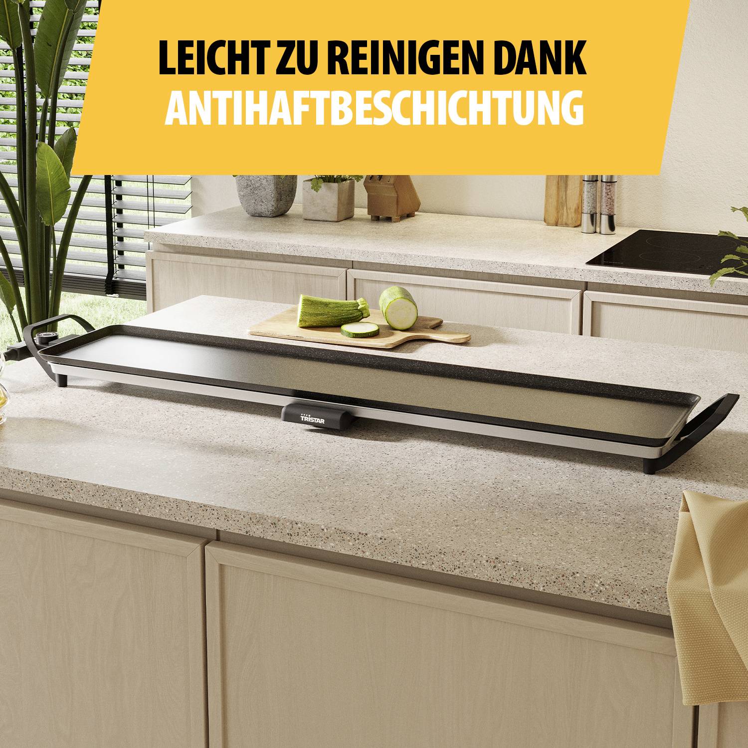 Plaque de grill électrique sur un plan de travail de cuisine, avec le texte : « Facile à nettoyer grâce au revêtement antiadhésif ».