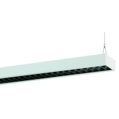 Luminaire rectangulaire blanc avec une grille noire dans la moitié inférieure, suspendu par deux câbles.