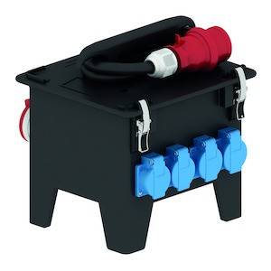 Un boîtier de distribution électrique noir avec cinq prises bleues à l'avant et un raccordement rouge en haut, monté sur de courtes jambes.