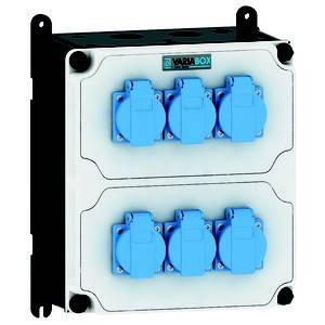 Un boîtier de distribution avec huit prises électriques bleues, montées en deux rangées de quatre prises chacune.