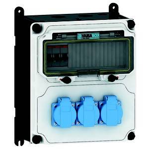 Un boîtier électrique de distribution portable, rectangulaire, avec trois prises électriques bleues et un couvercle de protection transparent sur le dessus.