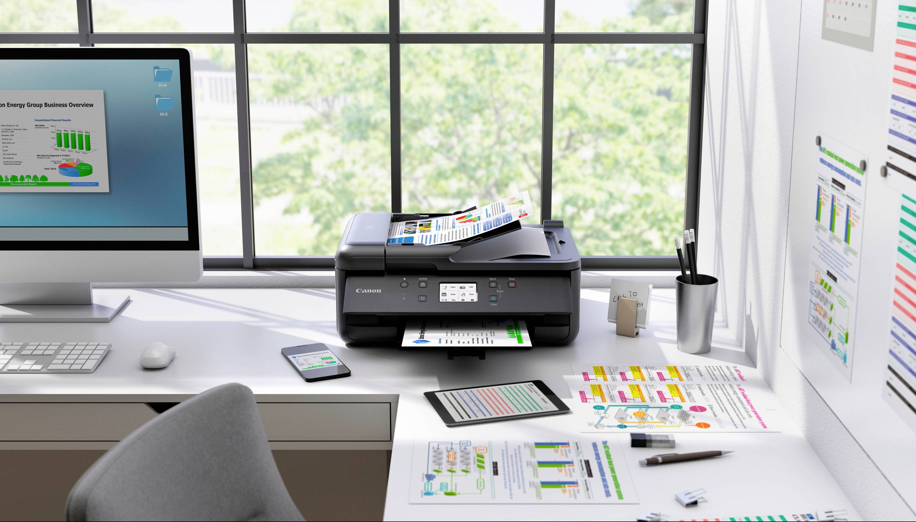 Une imprimante moderne sur un bureau imprime des diagrammes et des rapports en couleur. À côté se trouvent un écran d'ordinateur et des articles de bureau.