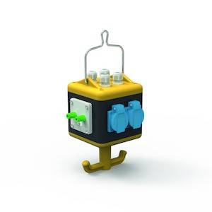 Un bloc de distribution électrique avec plusieurs prises bleues et un interrupteur vert, suspendu à un crochet.