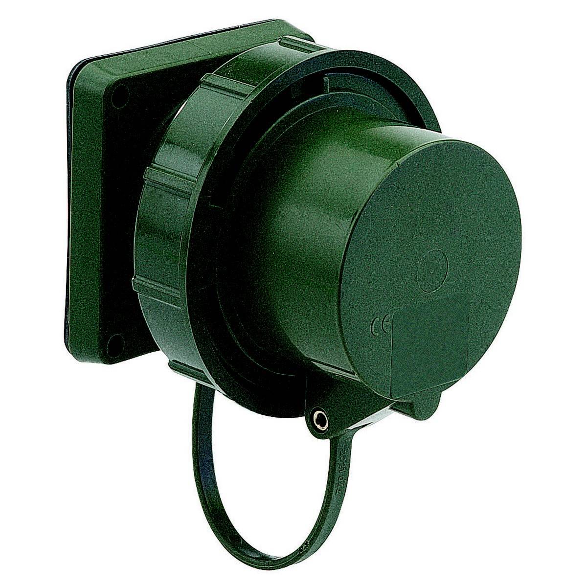 Prise électrique verte, ronde, avec boîtier fixe et capot de protection. Utilisable dans les environnements industriels ou extérieurs.